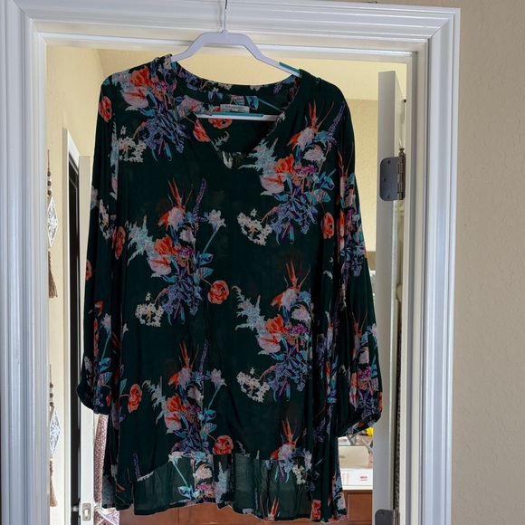 world market Tops - World market Floral Women's Top - Green